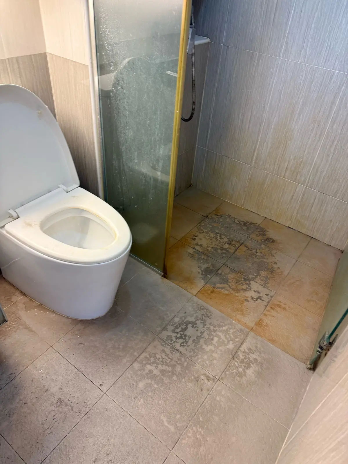 Bathroom floor before end-of-tenancy cleaning