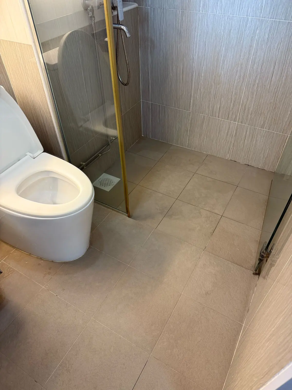 Bathroom floor after end-of-tenancy cleaning